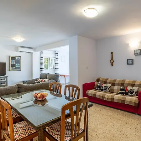 Inftour La Fustera Hébergement de vacances *